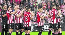 Los jugadores del Athletic agradecen abatidos el apoyo de San Mamés al final del partido.