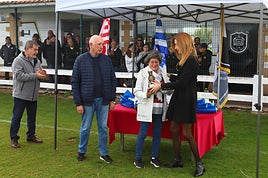 La familia recibió el distintivo de manos de Aitana Hernando.