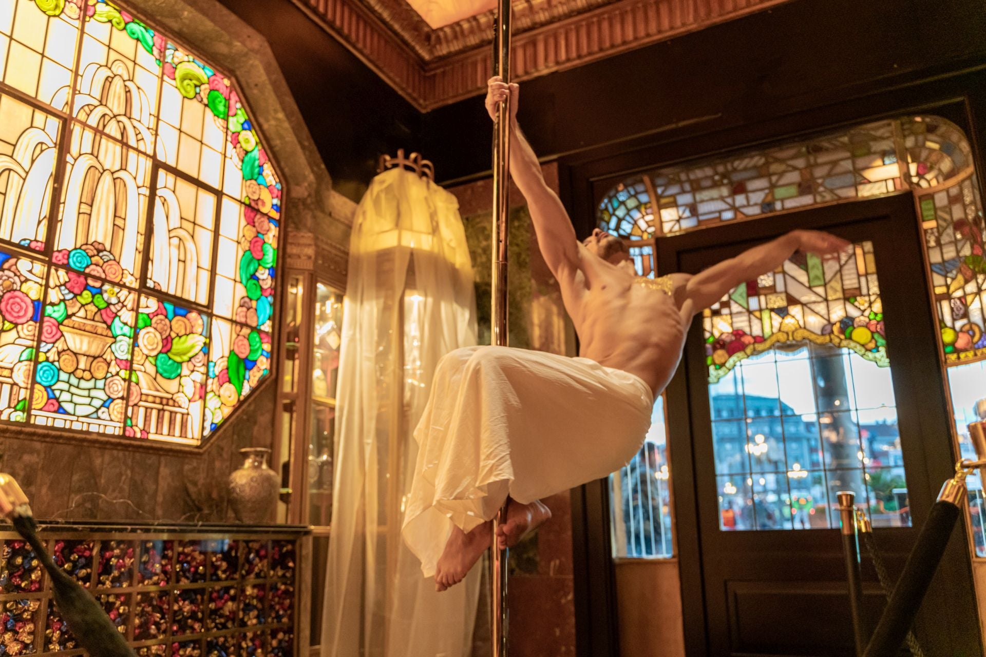 Acrobacias, danza del vientre... llegan las cenas temáticas a este restaurante de Bilbao