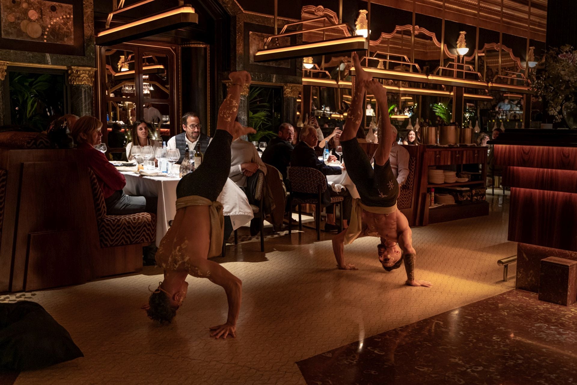 Acrobacias, danza del vientre... llegan las cenas temáticas a este restaurante de Bilbao