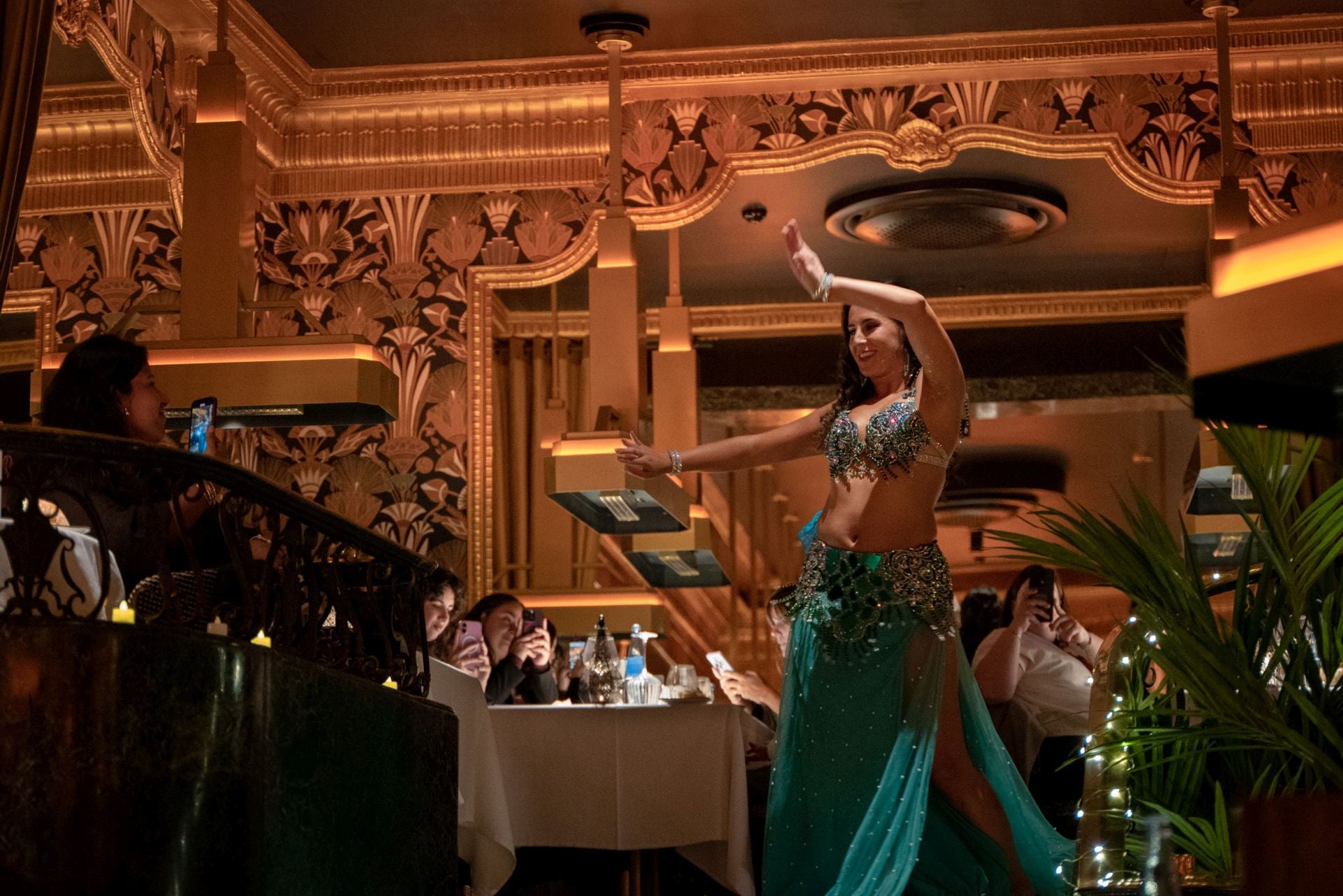 Acrobacias, danza del vientre... llegan las cenas temáticas a este restaurante de Bilbao