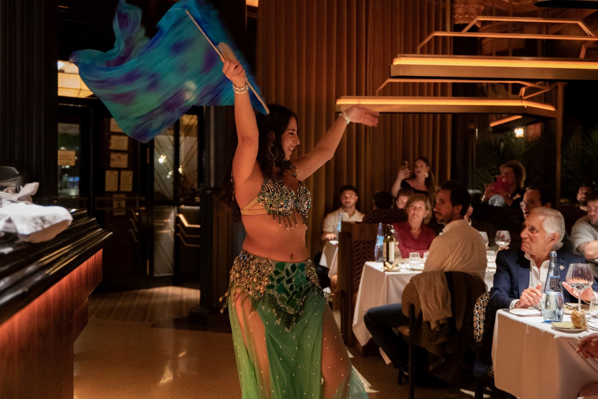 Acrobacias, danza del vientre... llegan las cenas temáticas a este restaurante de Bilbao