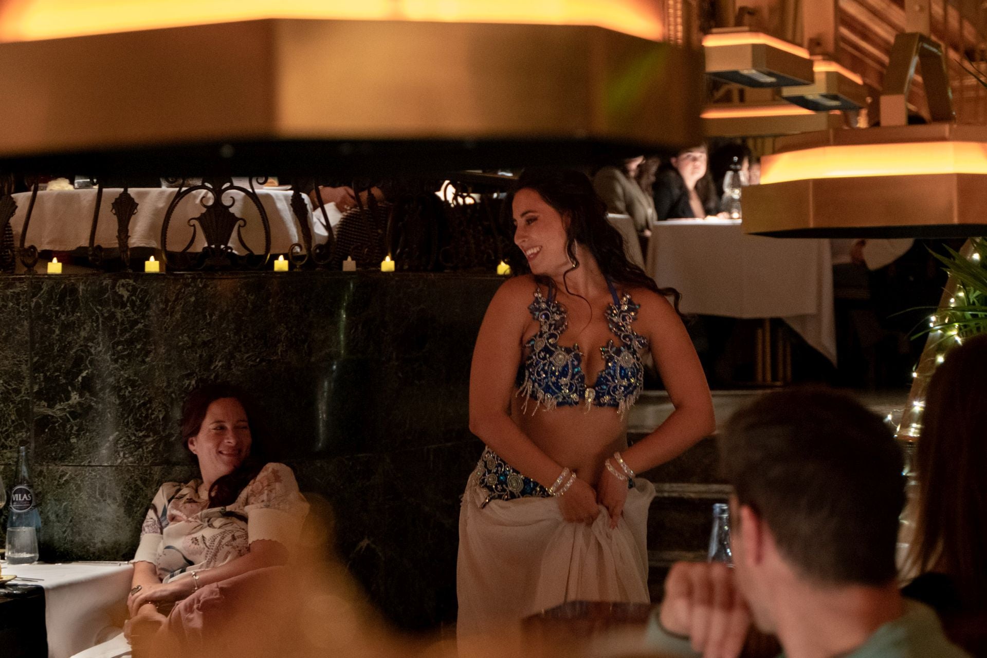 Acrobacias, danza del vientre... llegan las cenas temáticas a este restaurante de Bilbao