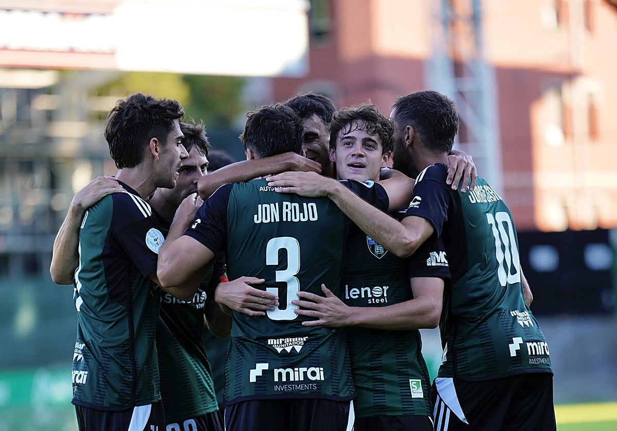 Los jugadores del Sestao River se abrazan tras un gol en Las Llanas.