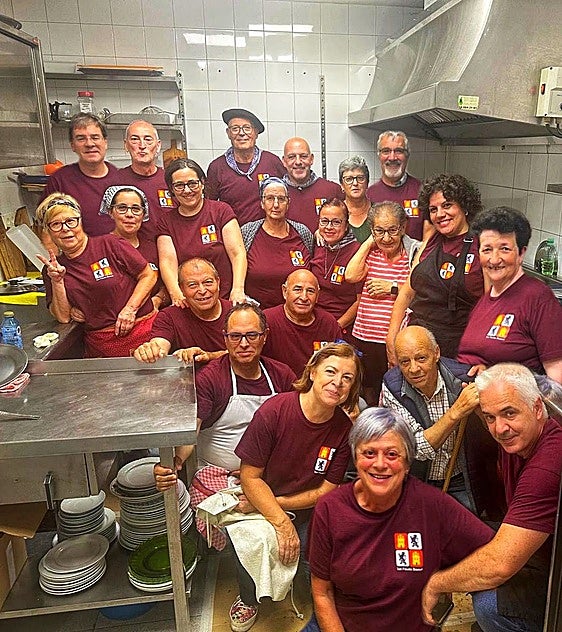 Foto de los voluntarios cocinando para la txosna en fiestas.