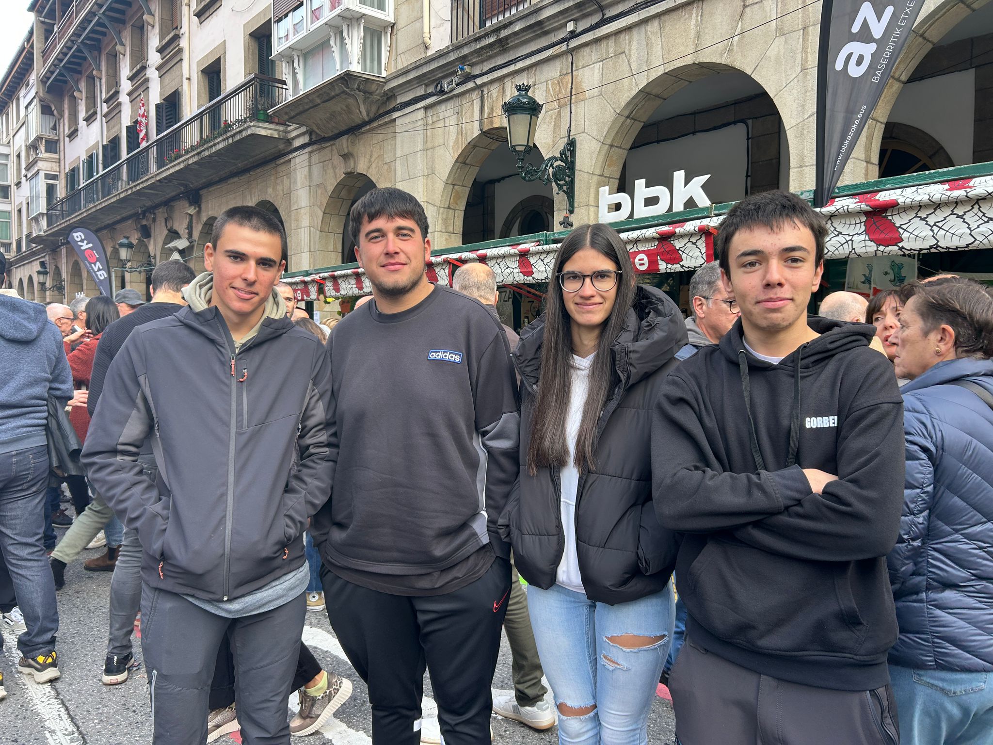 Jokin, Luis, Irina y Asier. De Vitoria. «Hemos venido de excursión con el instituto. Es la primera que estamos aqui. Iremos a ver los puestos y luego compraremos algo, aunque nos tocará hacer un trabajo para clase, tiene toda la pinta».