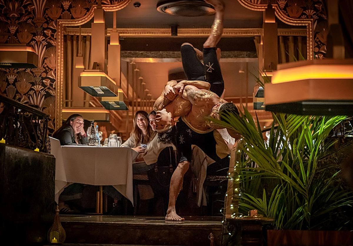 Acrobacias, danza del vientre... llegan las cenas temáticas a este restaurante de Bilbao.