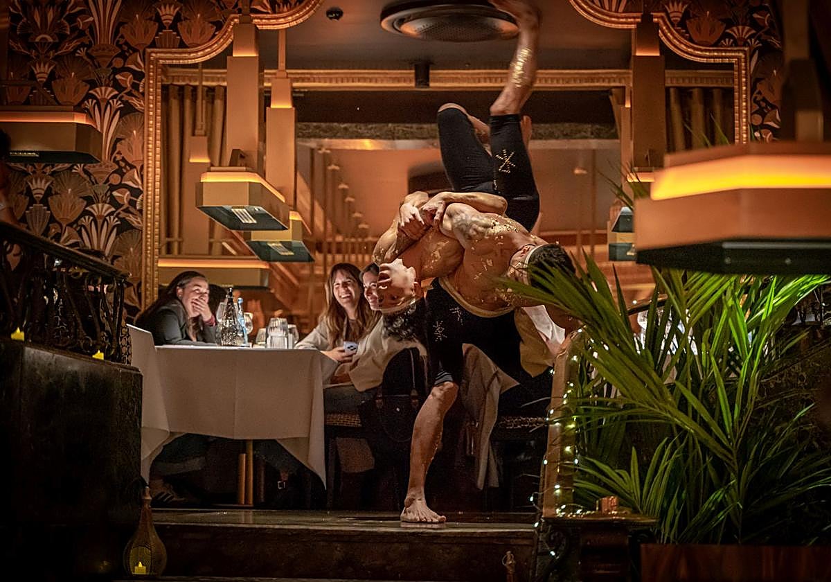 Acrobacias, danza del vientre... llegan las cenas temáticas a este restaurante de Bilbao