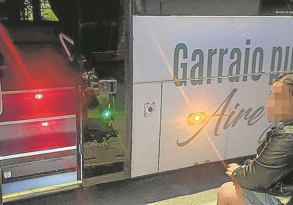 La joven en silla de ruedas en el momento de la avería en el autobús.