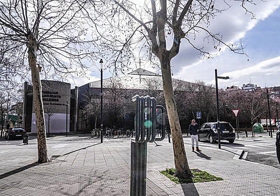 El entorno del monolito del 3 de Marzo, con las baldosas que son vestigios de la tragedia.