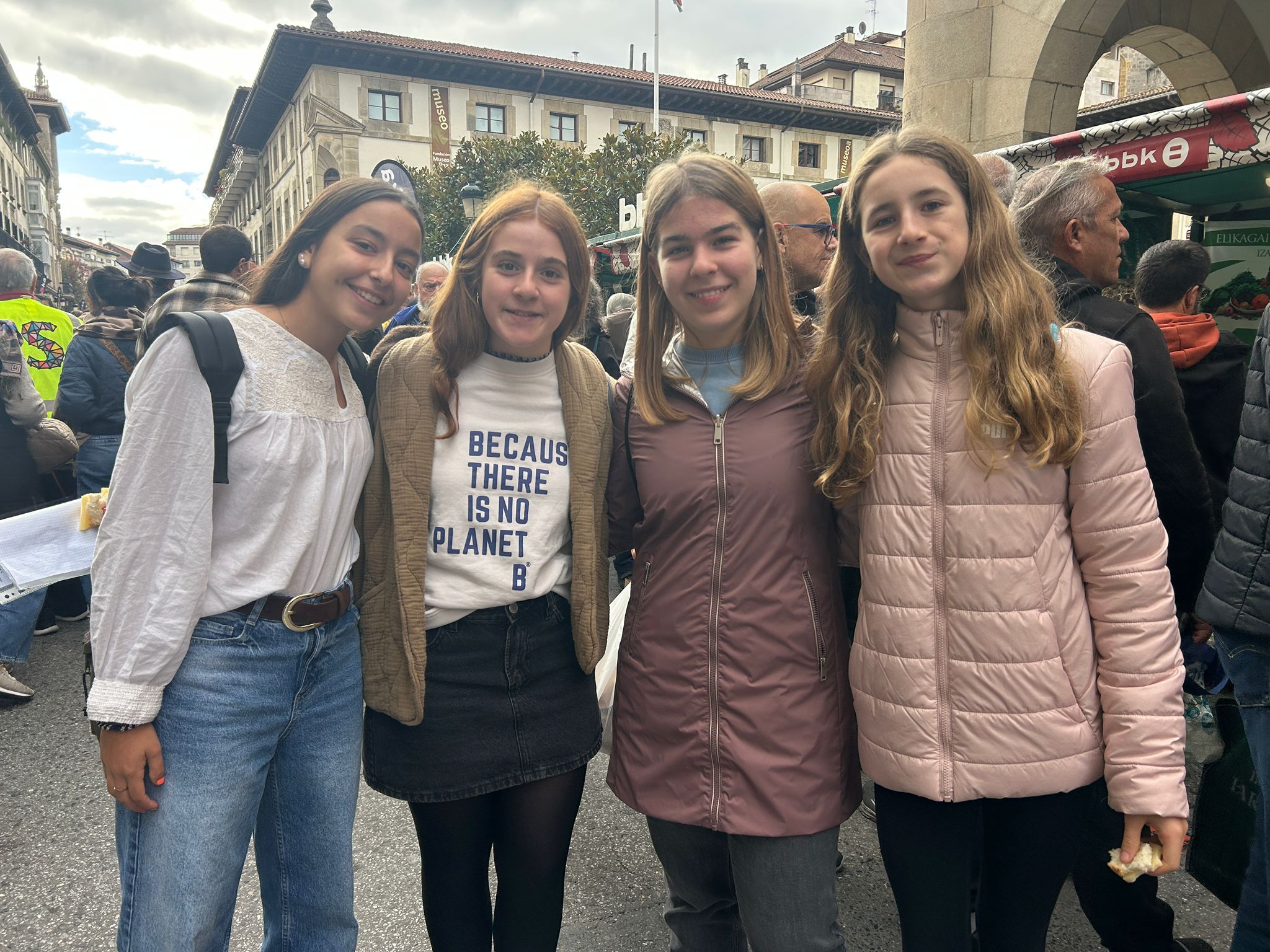 Camila, Irati, Ane y Garazi. De Azkoitia. «A nosotras hoy nos ha tocado hacer entrevistas a los trabajadores de los puestos para ver cómo va la venta. Hemos aprovechado para probar algo. ¡Los quesos están buenísimos! Es la primera vez que venimos y nos está gustando. Hay mucha gente».