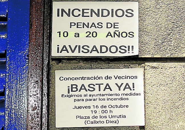 Carteles que han colocado los vecinos de Amezola para protestar.