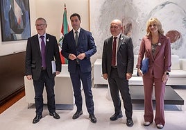 Imagen del pasado mes de mayo, cuando Bengoetxea y Garai se reunieron con el lehendakari y el consejero Pérez Iglesias.