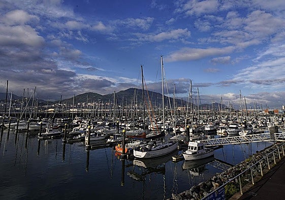 El presidente de la Autoridad Portuaria, Ivan Jimenez, ha estado acompañado por la alcaldesa de Getxo, Amaia Agirre, a su derecha.