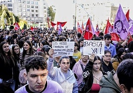 Cientos de estudiantes se han congragados en la bilbaína plaza Moyua