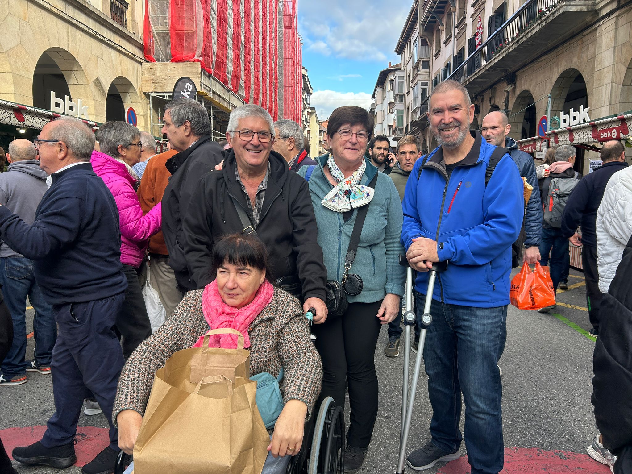 Itziar, Jesús, Maite y Josean. De Navarra y de Sukarrieta. «Es una feria preciosa. Aquí se viene a ver, comprar y comer. Luego nos vamos a un txoko. ¡El día acompaña!».