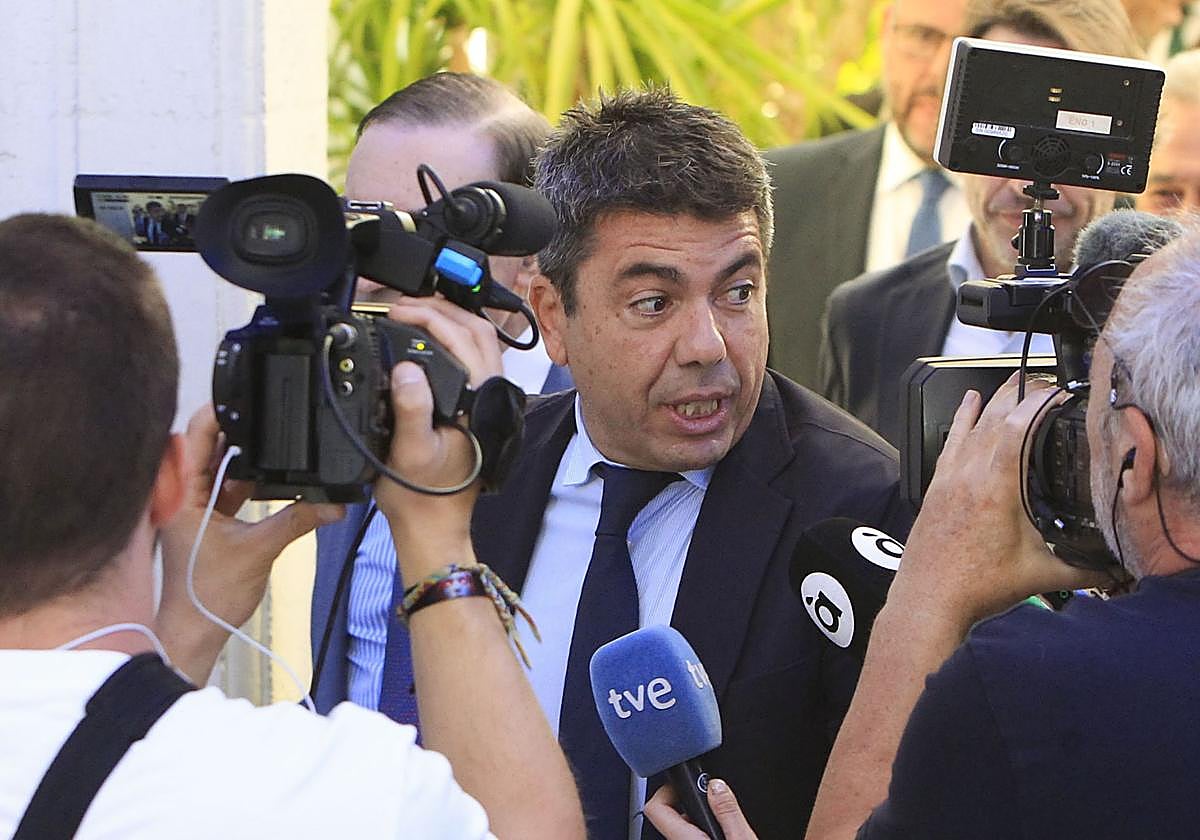El president de la Generalitat valenciana, Carlos Mazón, ayer rodeado de medios de comunicación en Alicante.