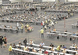 Centenares de opositores participan el examen escrito de una OPE en un pabellón del BEC de Barakaldo.