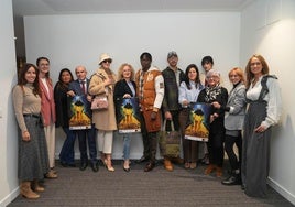 Los organizadores de la Pasarela Gasteiz On junto a los modelos que han exhibido este lunes las tendencias del otoño-invierno en la presentación de la cita.