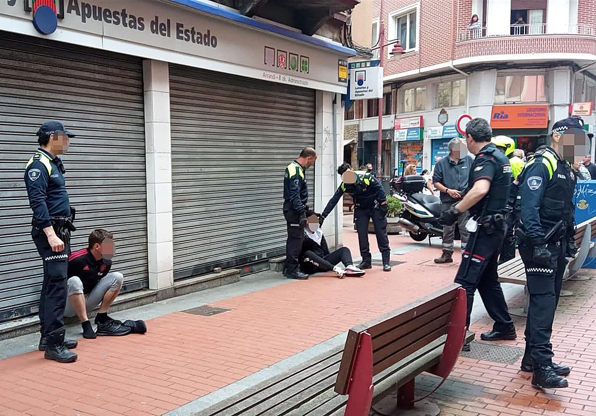 Policías locales y ertzainas, con varios detenidos, en una foto de archivo en Barakaldo.
