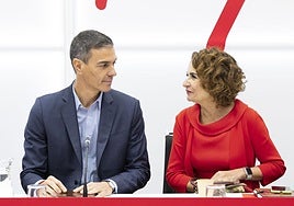 Pedro Sánchez y la ministra de Hacienda, María Jesús Montero, este lunes durante la reunión del Comité Ejecutivo Federal en Madrid.