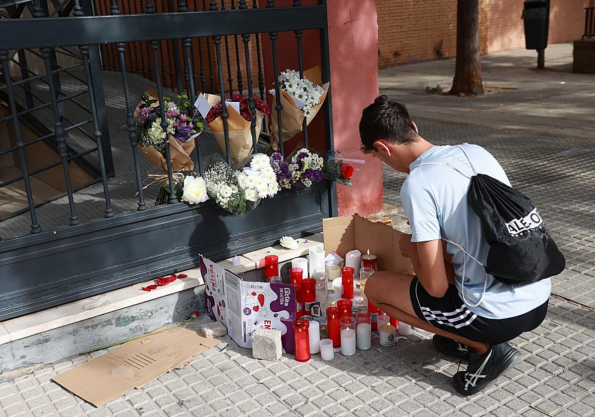 Homenaje a la joven en el lugar del fallecimiento. A 15 de octubre de 2025, en Sevilla