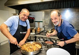 Mikel Urteaga (a la izquierda) y Tomás Rojo bromean en la cocina de Bustinzuri-Gaztedi. Sobre estas líneas, la crema de alubia pinta alavesa con sabor a mar Cantábrico y el pollo de caserío.