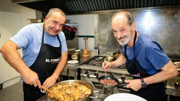 Mikel Urteaga (a la izquierda) y Tomás Rojo bromean en la cocina de Bustinzuri-Gaztedi. Sobre estas líneas, la crema de alubia pinta alavesa con sabor a mar Cantábrico y el pollo de caserío.