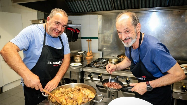 Mikel Urteaga (a la izquierda) y Tomás Rojo bromean en la cocina de Bustinzuri-Gaztedi. Sobre estas líneas, la crema de alubia pinta alavesa con sabor a mar Cantábrico y el pollo de caserío.