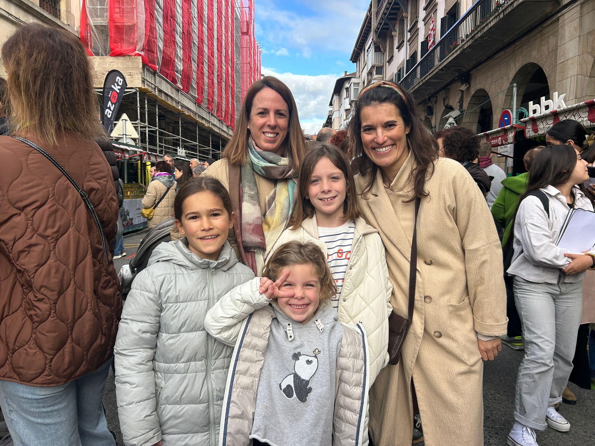 Sua, Lexuri, Udane, Ester y Libe. De Gernika. «Para nosotras este es el día mas especial del año y por eso hemos cogido fiesta, además aprovechamos para reunirnos con amigos. Es importante participar para ayudar a los agricultores de Euskadi y comprar productos de calidad».
