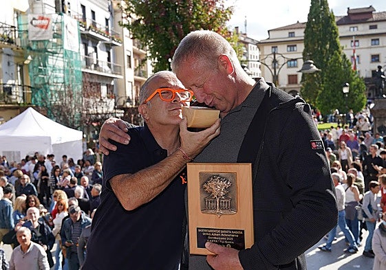 Kepa Manzano junto al productor del queso, Ricardo Remiro.