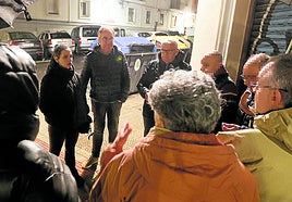 Los vecinos se reunieron a las doce de la noche en una esquina de la calle General Salazar, una de las más golpeadas por la oleada de incendios.