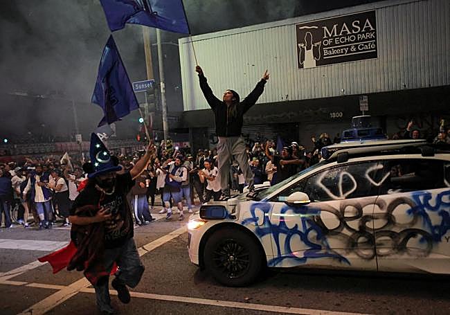 Vehículos vandalizados en Los Ángeles.