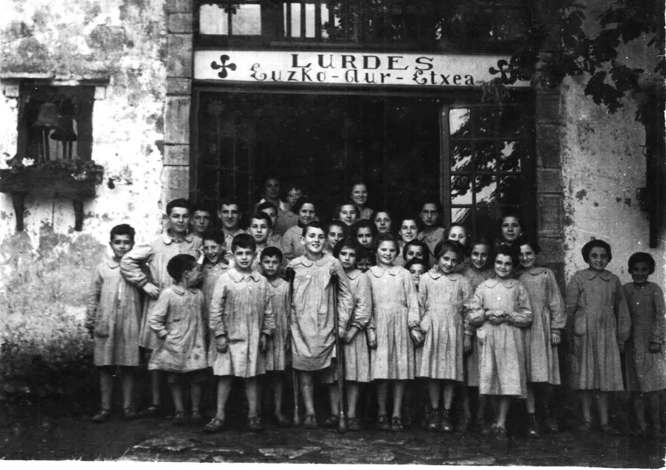 Niños y niñas refugiadas en la colonia Lurdes Euzko Aur-Etxea del municipio labortano de Jatsu.