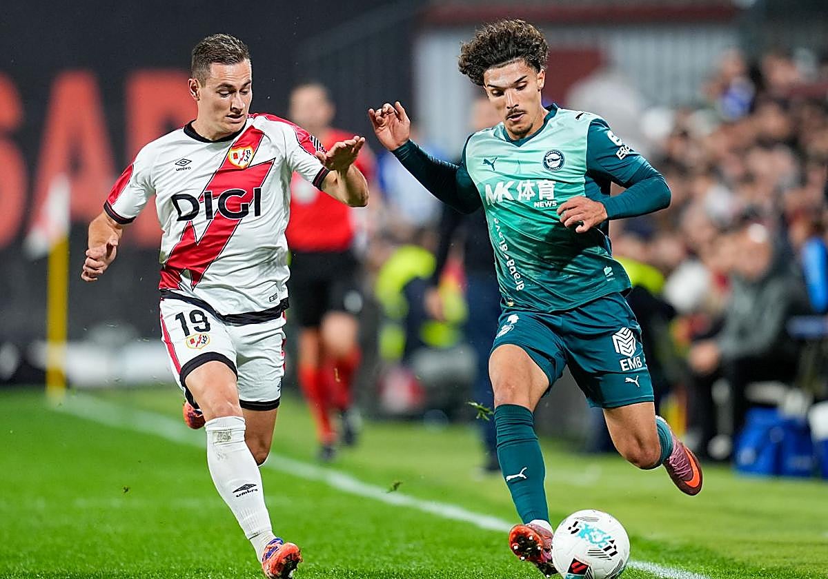 Jorge de Frutos presiona a Yusi, en posesión del balón.