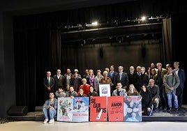 Compañía Juvenil de Pabellón 6, arropados por Ramón Barea, el alcalde de Bilbao, Juan Mari Aburto, el concejal de Obras Públicas y Servicios, Kepa Odriozola, y el titular de Cultura y Gobernanza, Gonzalo Olabarria.