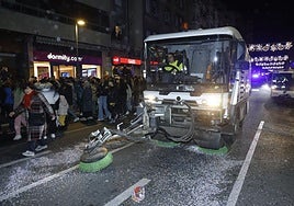 Una barredora limpia las calles de Vitoria tras la Cabalgata de Navidad