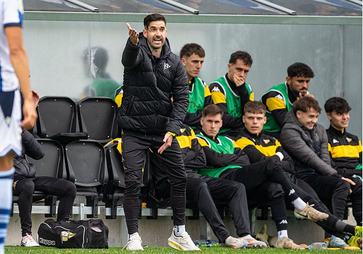 Egoitz Bilbao da instrucciones en el último partido del Portugalete ante la Real Sociedad C.