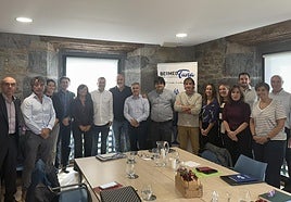 Miembros de la Mesa de Formación e Innovación del Sector Atunero de Bizkaia, tras su sesión constitutiva.