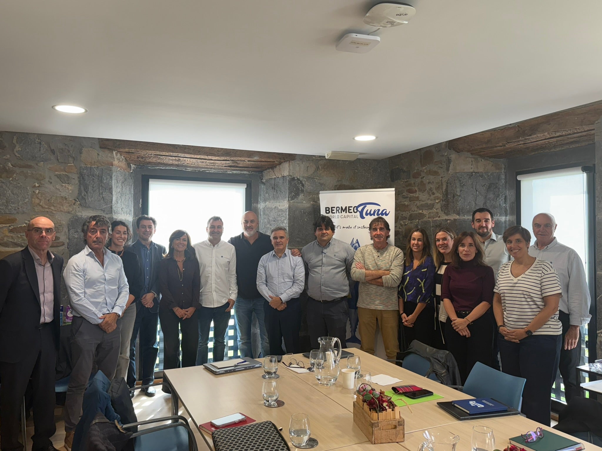 Miembros de la Mesa de Formación e Innovación del Sector Atunero de Bizkaia, tras su sesión constitutiva.
