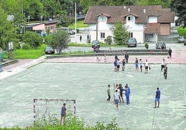 Un grupo de jóvenes juegan un partido de fútbol en las instalaciones del centro de primera acogida de menores de Amorebieta.