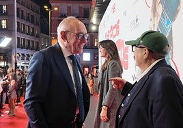 Ramiro González charla con el productor de 'Cuerpos Locos', Joaquín Trincado.