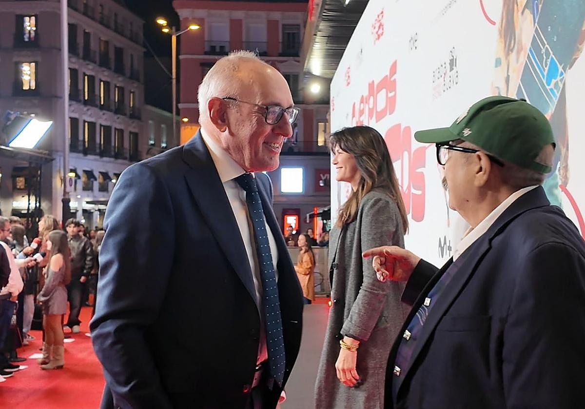 Ramiro González charla con el productor de 'Cuerpos Locos', Joaquín Trincado.