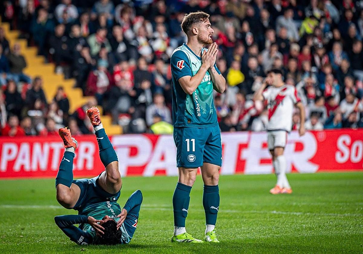 Toni Martínez y Aleñá se lamentan durante el encuentro ante el Rayo.