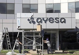 Operarios cambiando el logo de Ibermática tras su adquisición por Ayesa en 2022