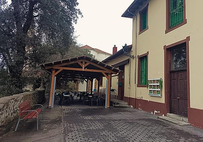 La parte exterior da a una zona peatonal y cuenta con una terraza cubierta.