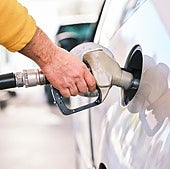 Los días de la semana en los que es más caro y más barato echar gasolina, según la OCU