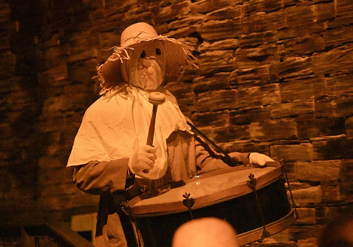 Niños y familias recorrerán el municipio disfrazados con ropa vieja, sacos reciclados y sombreros de paja, cantando y pidiendo dulces.