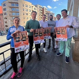 El alcalde, Asier Iragorri, el edil de Deportes, Jon Zugazagoitia Sagarduy, y miembros de la organización de la prueba de la agrupación AAA San José IOE.