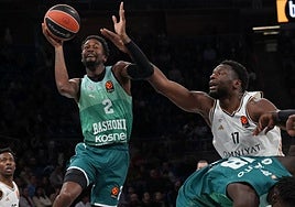 Un forzado Simmons intenta un lanzamiento a canasta.